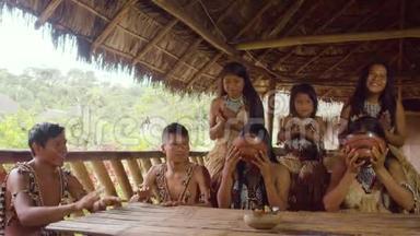 土著家庭竞相饮用发酵的洋芋饮料